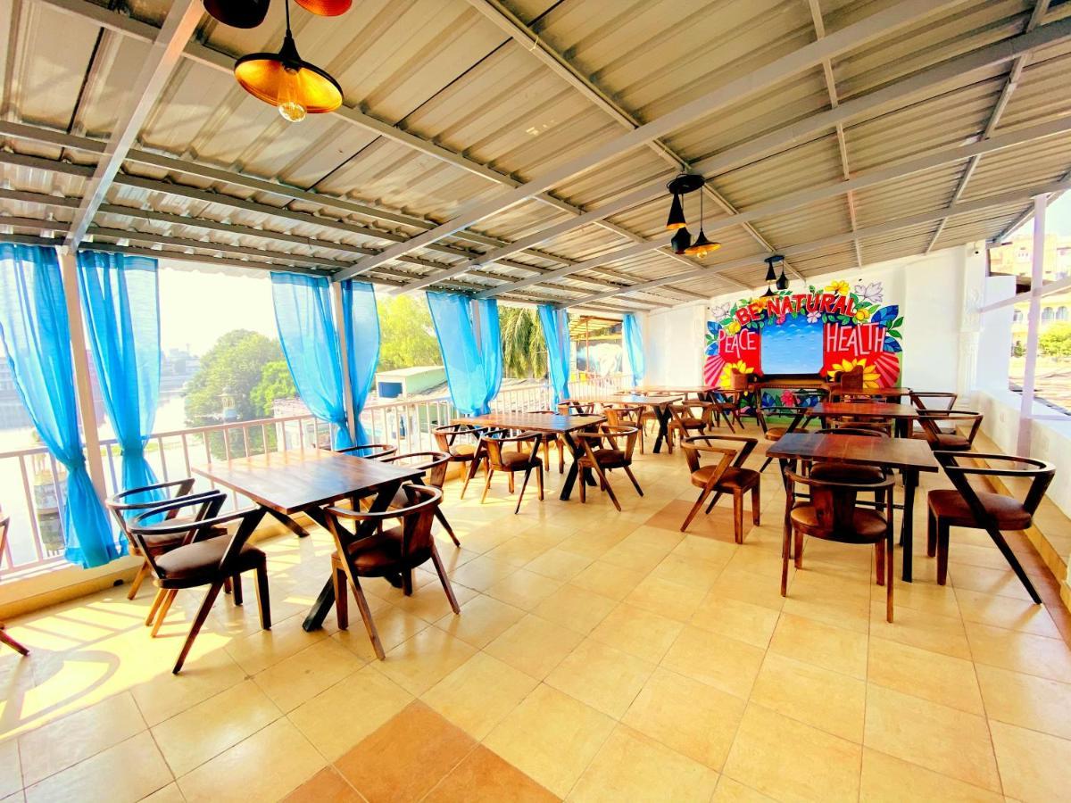 Natural Lake View Hotel อุเดเปอร์ ภายนอก รูปภาพ