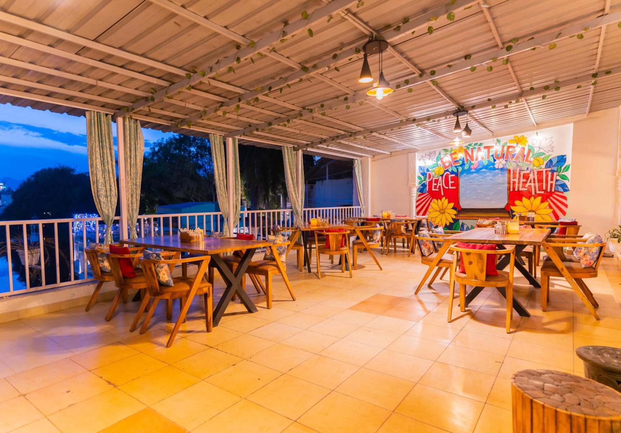 Natural Lake View Hotel อุเดเปอร์ ภายนอก รูปภาพ