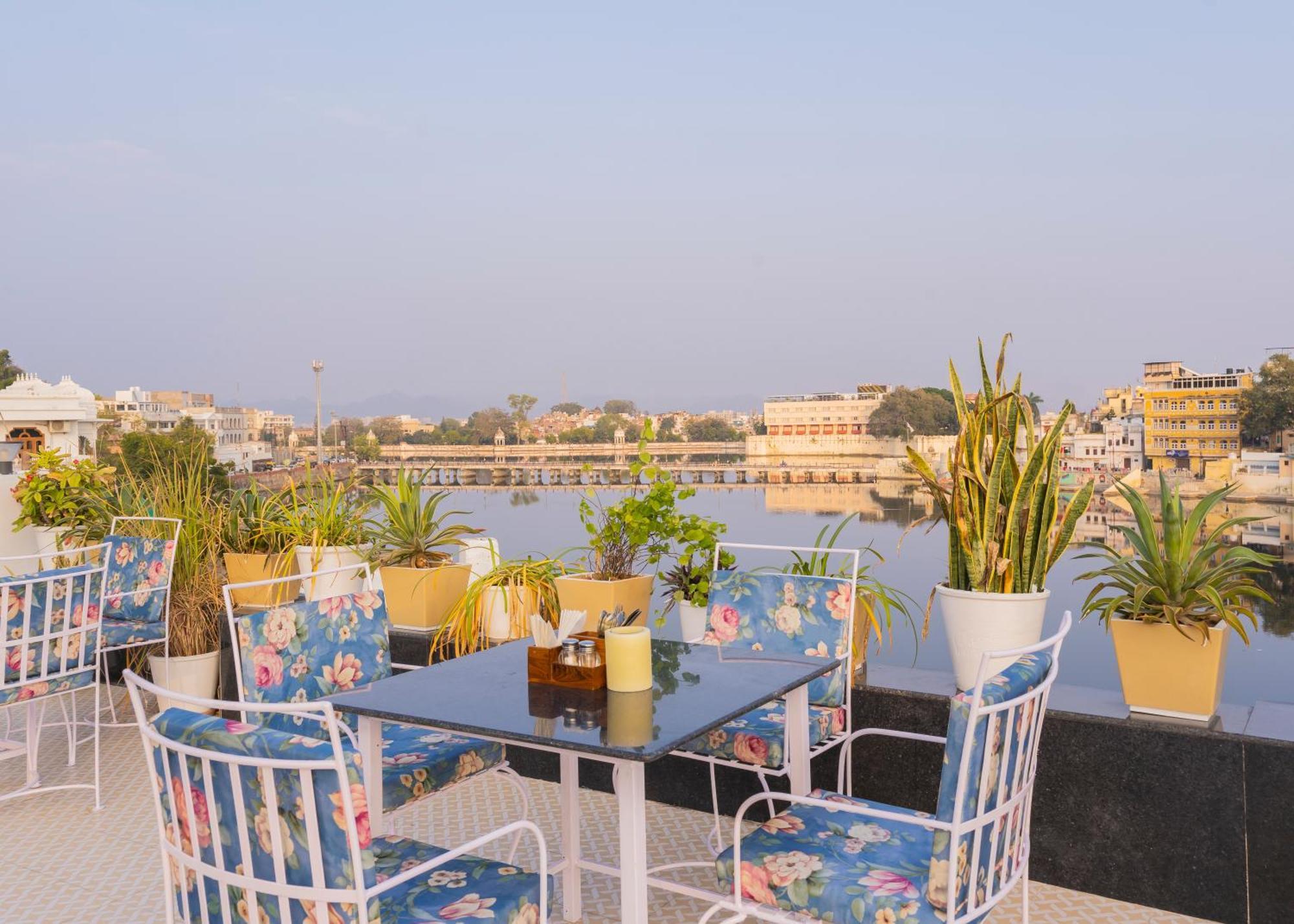 Natural Lake View Hotel อุเดเปอร์ ภายนอก รูปภาพ