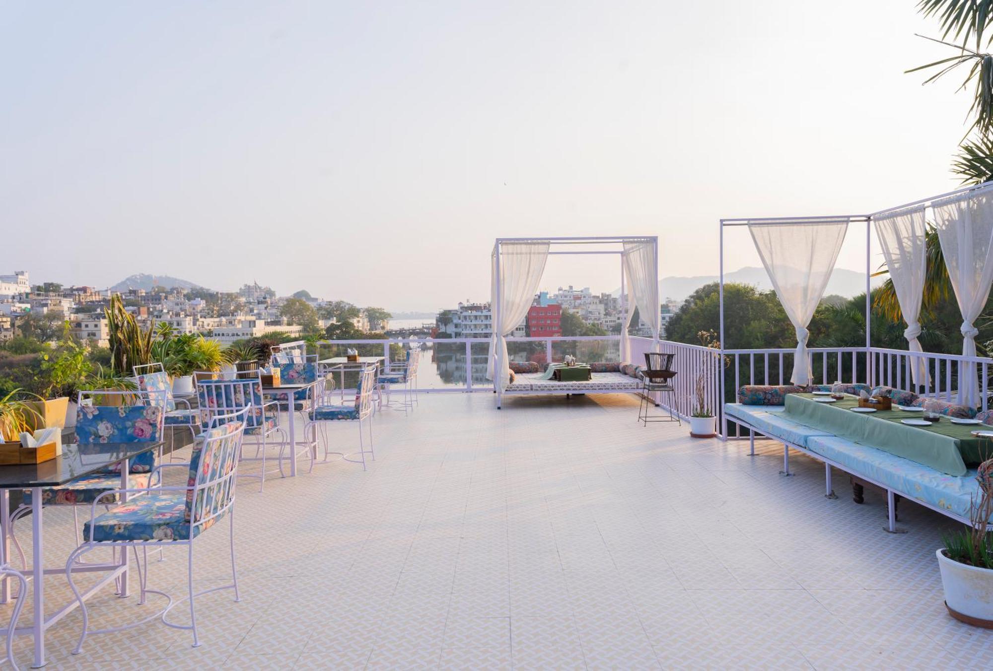 Natural Lake View Hotel อุเดเปอร์ ภายนอก รูปภาพ