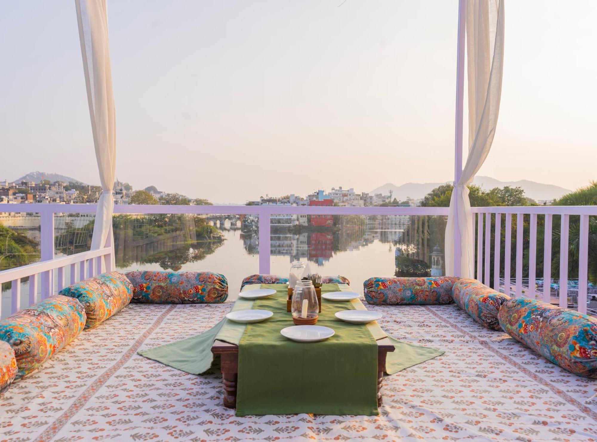 Natural Lake View Hotel อุเดเปอร์ ภายนอก รูปภาพ